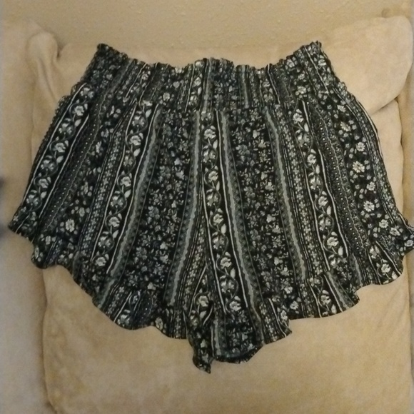 🖤💙2 PAIR SOFT FLORAL PRINT RUFFLED SHORTS🖤💙 - Picture 6 of 7
